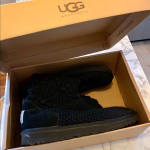 Black Chinky Sweater UGG boots